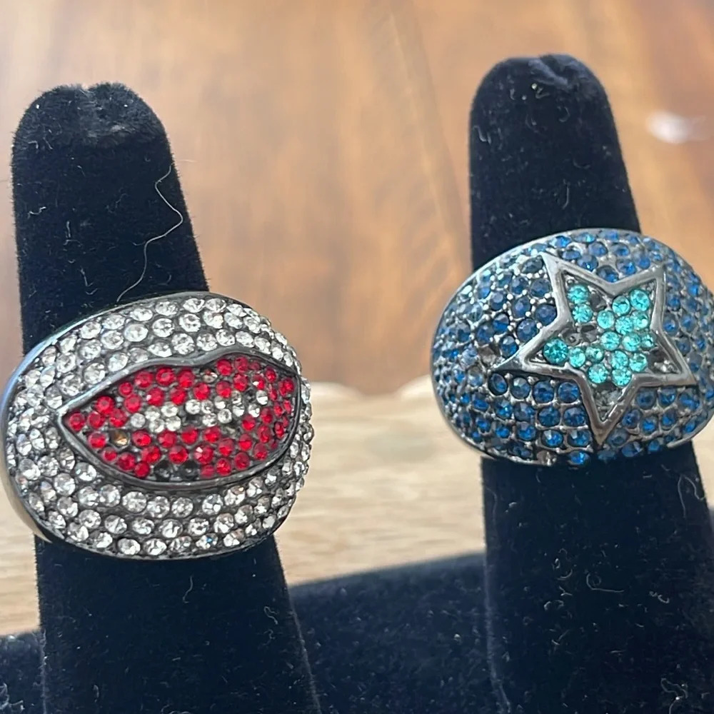 2 rhinestone rings red lips and blue star size 8
